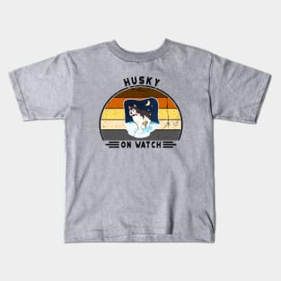 Husky On Watch. Perfect Funny Husky and Dogs Lovers Gift Idea, Distressed Retro Vintage Kids T-Shirt